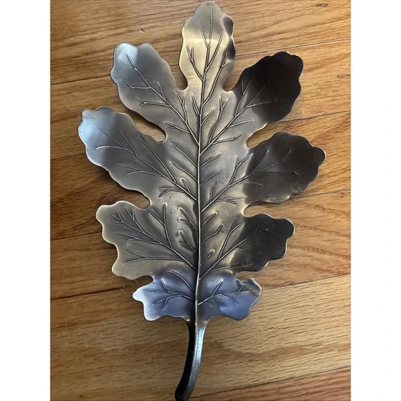 Vintage Pressed Brass Oak Leaf Dish by Apollo Studio New York, Circa 1960s - Picture 1 of 3